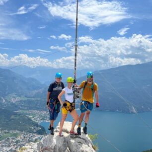 Ferrata dell Amicizia vás zavede na vrchol Cima SAT a uchvátí vás nepřekonatelnými výhledy na jezero Garda.