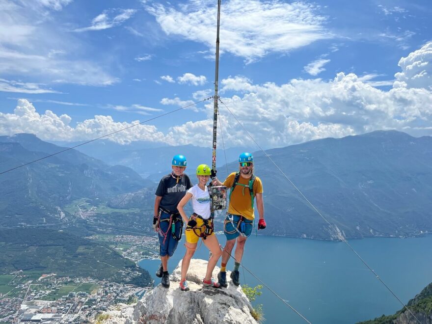 Ferrata dell Amicizia vás zavede na vrchol Cima SAT a uchvátí vás nepřekonatelnými výhledy na jezero Garda.