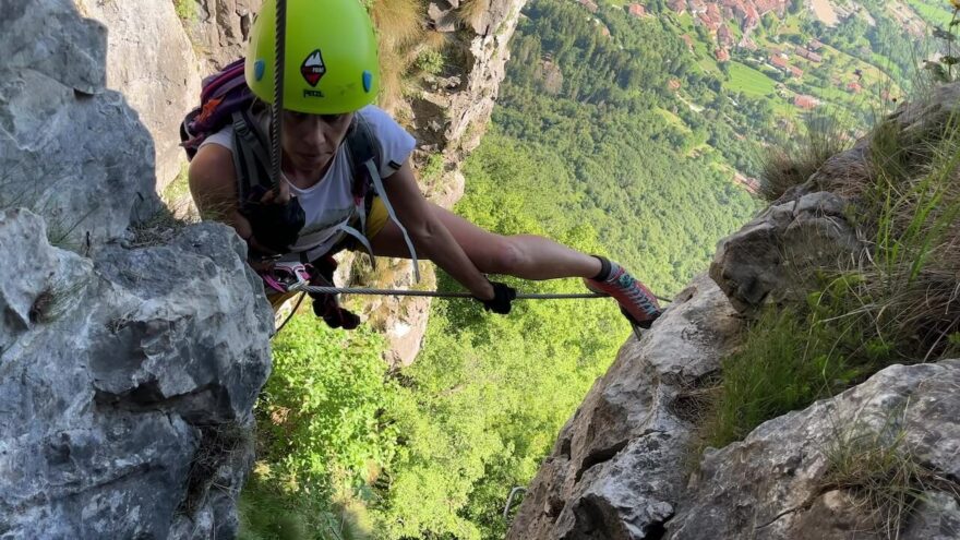 Ferrata Caspai se vypíná v provincii Brescia nad obcí Lodrino.