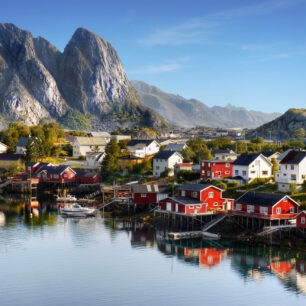 Drobné rybářské vesničky na pobřeží fjordů jsou typickým pohlednicovým motivem z Norska.