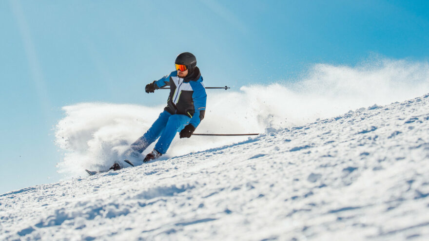 Kvalitní lyžařská bunda vás ochrání před povětrnostními vlivy a zároveň neomezuje v pohybu. Na fotce bunda Northfinder Primaloft® Stephan.