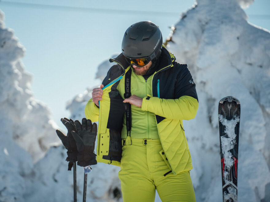 Lyžařská bunda by měla mít množství dobře umístěných kapes na doklady, telefon, klíče, lyžařské brýle a další drobnosti. Lyžařská bunda Northfinder Lawrence