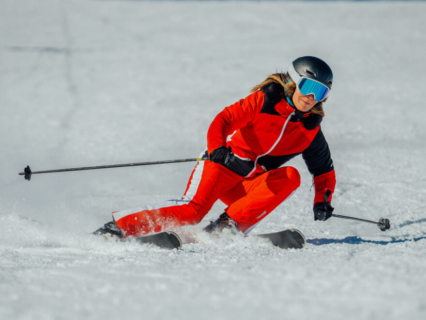 Kvalitní lyžařská bunda vás ochrání před povětrnostními vlivy a zároveň neomezuje v pohybu. Na fotce bunda Northfinder Primaloft® Edith.