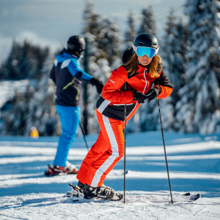 Nejlepšího poměru nepromokavosti a prodyšnosti dosahují lyžařské bundy vyrobené z membránových materiálů. Na fotce lyžařská bunda Northfinder Edith se špičkovou izolací Primaloft® a elastickou 2-vrstvou membránou (10K/10K).