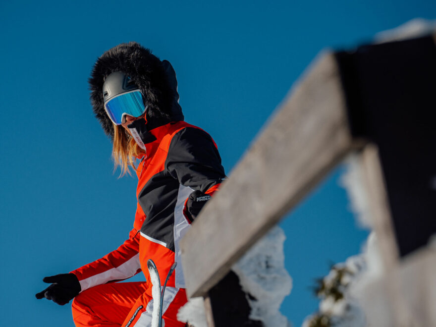 U lyžařské bundy oceníte možnost nastavit velikost kapuce a přetáhnout ji přes lyžařskou helmu. Na fotce bunda Northfinder Primaloft® Edith.