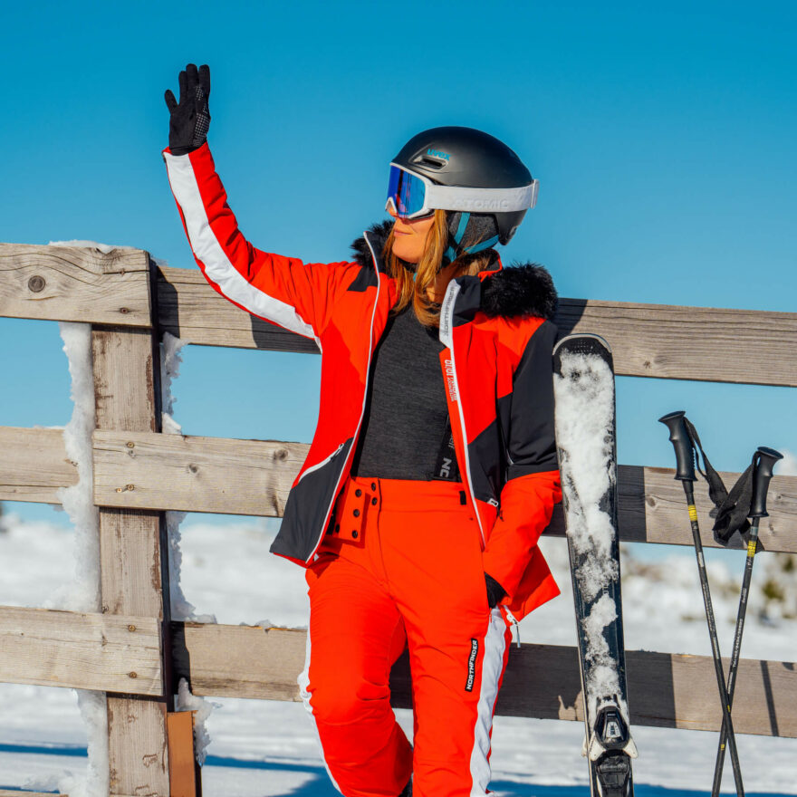 Sněhový pás zabrání vnikání sněhu pod bundu spodem. Na fotce lyžařská bunda Northfinder Primaloft® Edith.