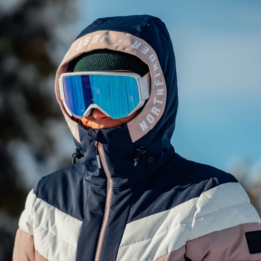 U lyžařské bundy oceníte možnost nastavit velikost kapuce a přetáhnout ji přes lyžařskou helmu. Na fotce bunda Northfinder Ida.