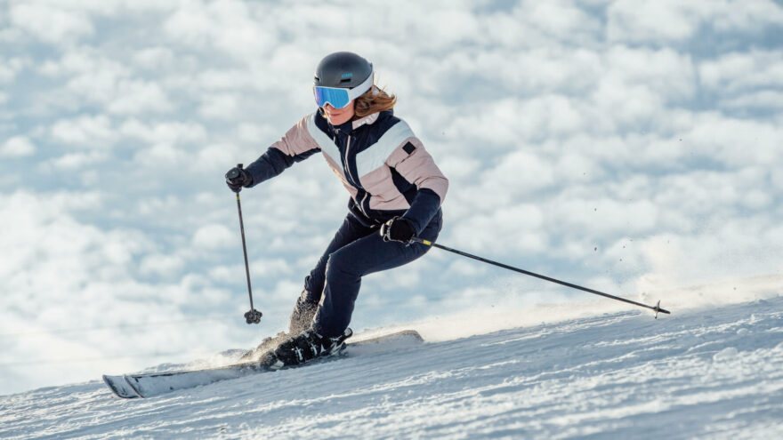 Kvalitní lyžařská bunda vás ochrání před povětrnostními vlivy a zároveň neomezuje v pohybu. Na fotce bunda Northfinder Ida.