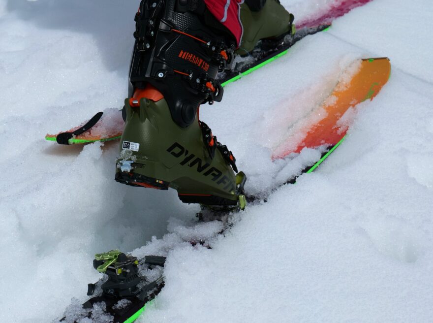 Skialpové lyžáky DYNAFIT Tigard 130 přepnuté na chůzi při výstupu na lyžích