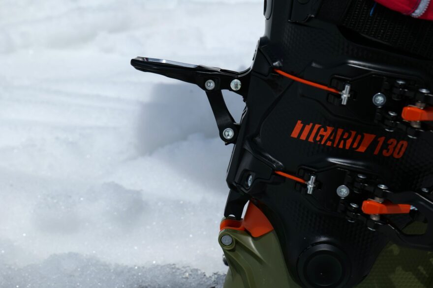 Zámek Hoji bot Tigard 130 v otevřené mezipoloze, dole je patrné, kde zámek dosedá