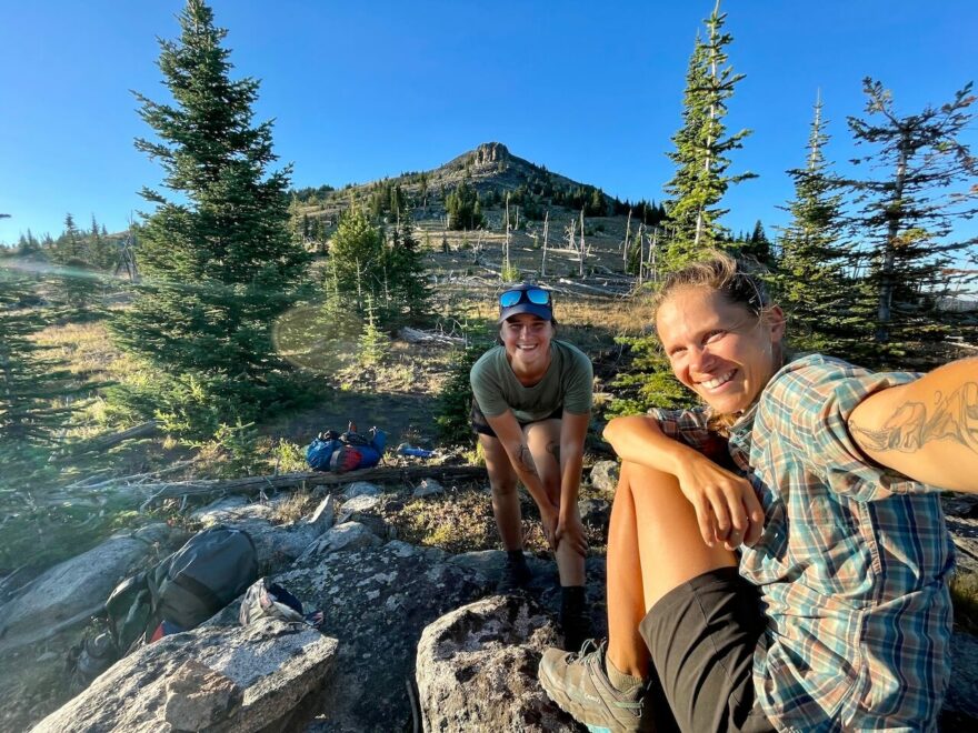 Cestovatelské duo Alča a Mája chodí dálkové treky jedině v botách AKU FlyRock