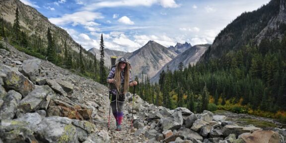 V čem chodí do hor Holka s bucket listem &#8211; Lůca Kutrová? Inspiruj se!
