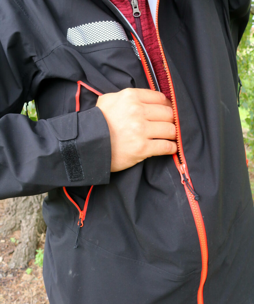 Vnější část konce rukávu bundy GRAHAM je prodloužena, aby lépe chránila hřbet ruky 2