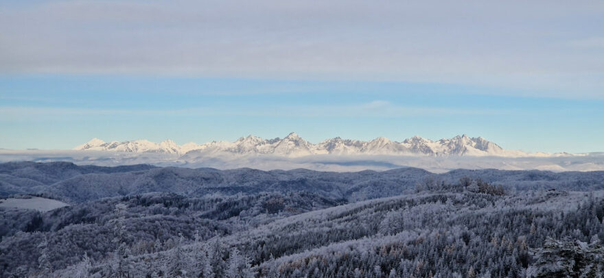 Majestátní Vysoké Tatry v celé své kráse osvícené ranním sluncem na treku přes Volovské vrchy na Slovensku