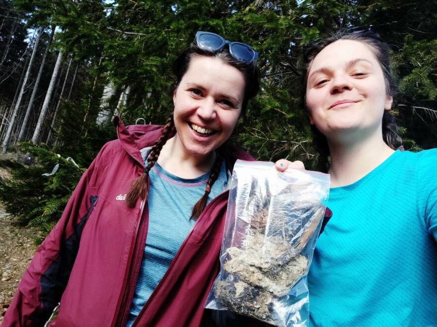 Šťastné nálezkyně vlčího trusu