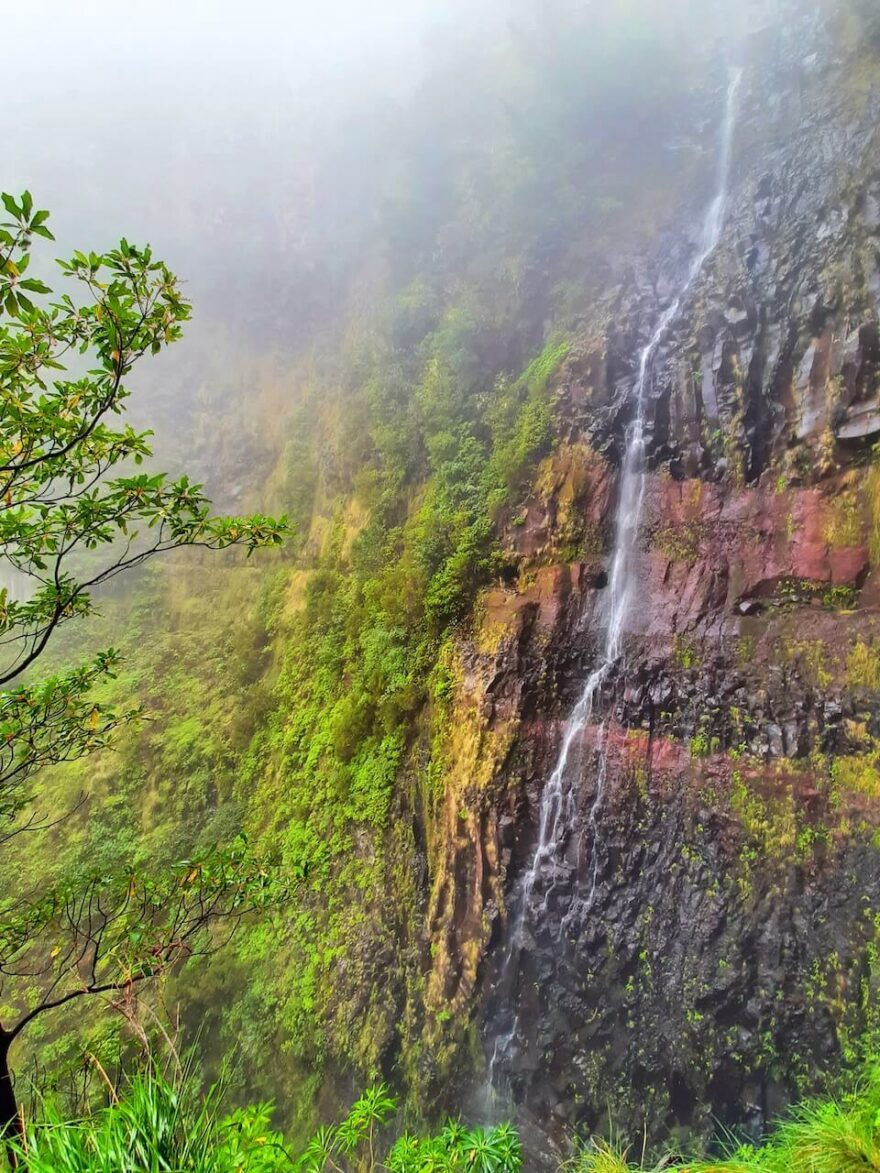 Levada Risco míří k dlouhému vodopádu v oblasti Rabacal, Madeira.