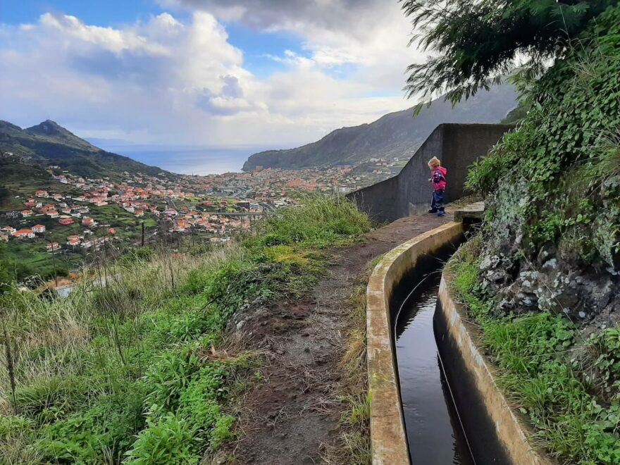 Městečko Machico obíhá levada do Canical, Madeira.