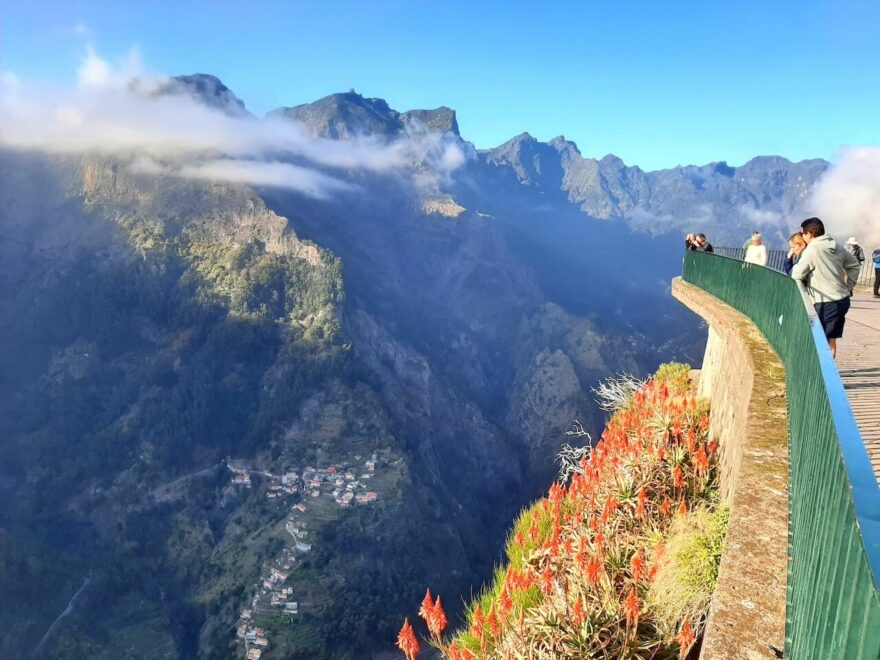 Dechberoucí krajina Madeiry z vyhlídky Eira do Serrado.