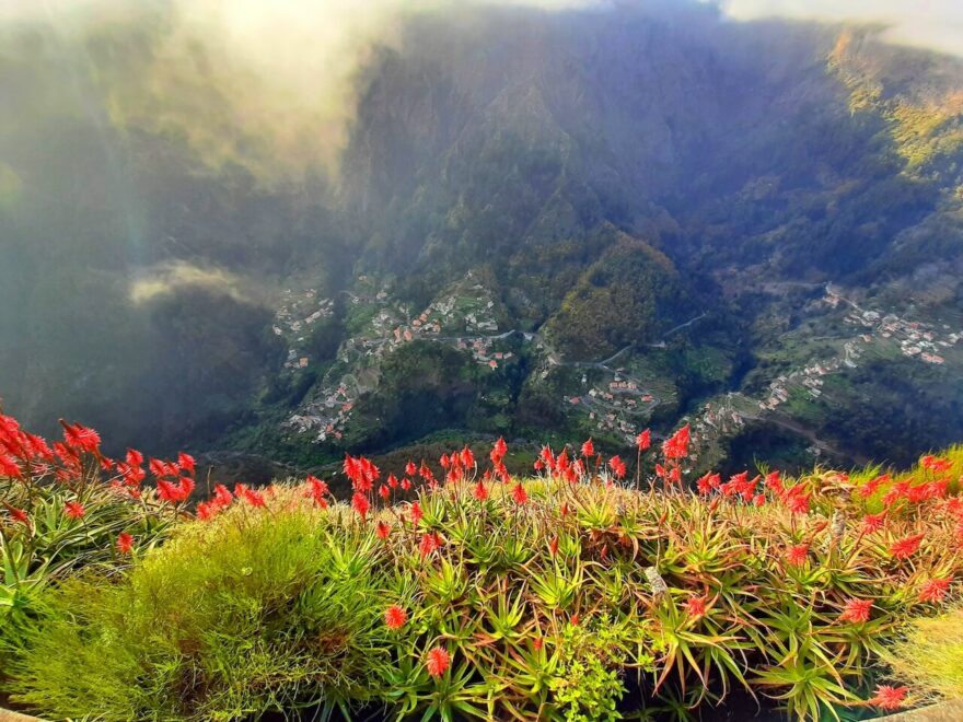 Dechberoucí krajina Madeiry z vyhlídky Eira do Serrado.