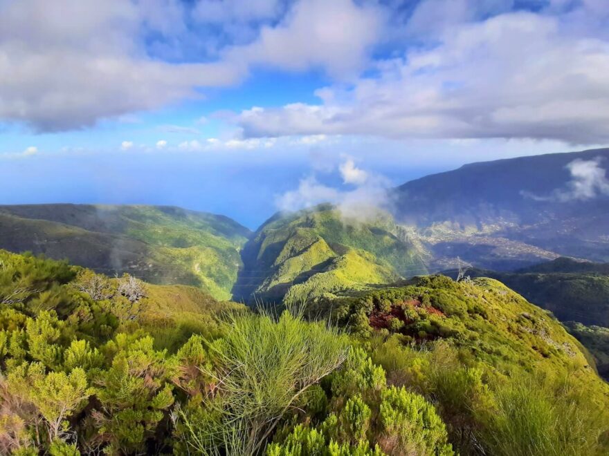Dechberoucí krajina Madeiry z Pico Ruivo do Paul.