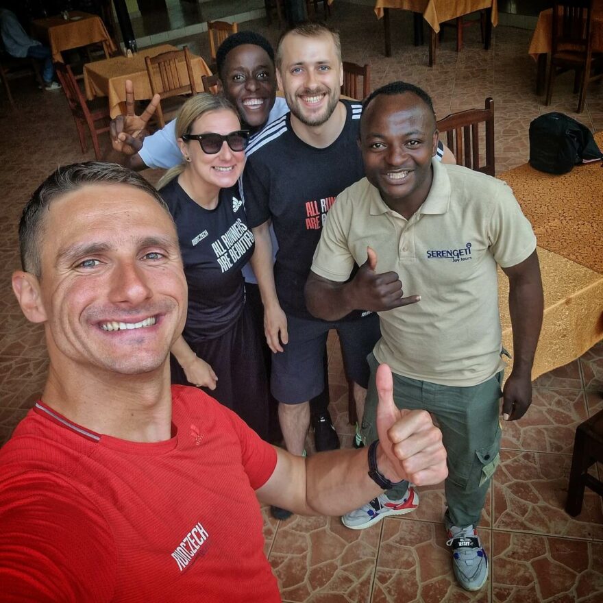 3 češi, 2 průvodci, kuchař, číšník a 8 nosičů - to byla naše sestava na výpravě na vrchol hory Uhuru v Tanzánii