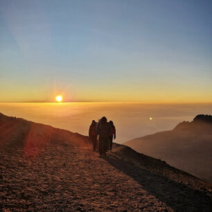 Východ slunce na okraji kráteru u Stella point, výstup na Kilimanjaro, Tanzánie, Afrika