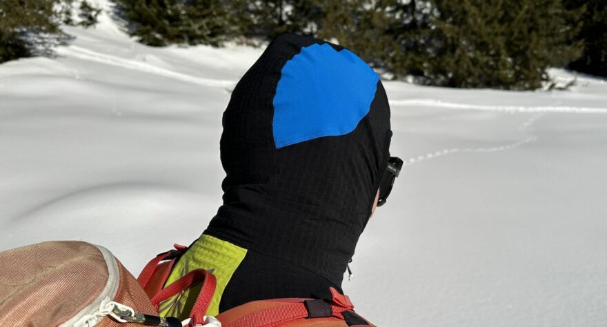 Kombinaci prodyšných a elastických materiálů na kapuci bundy Montura