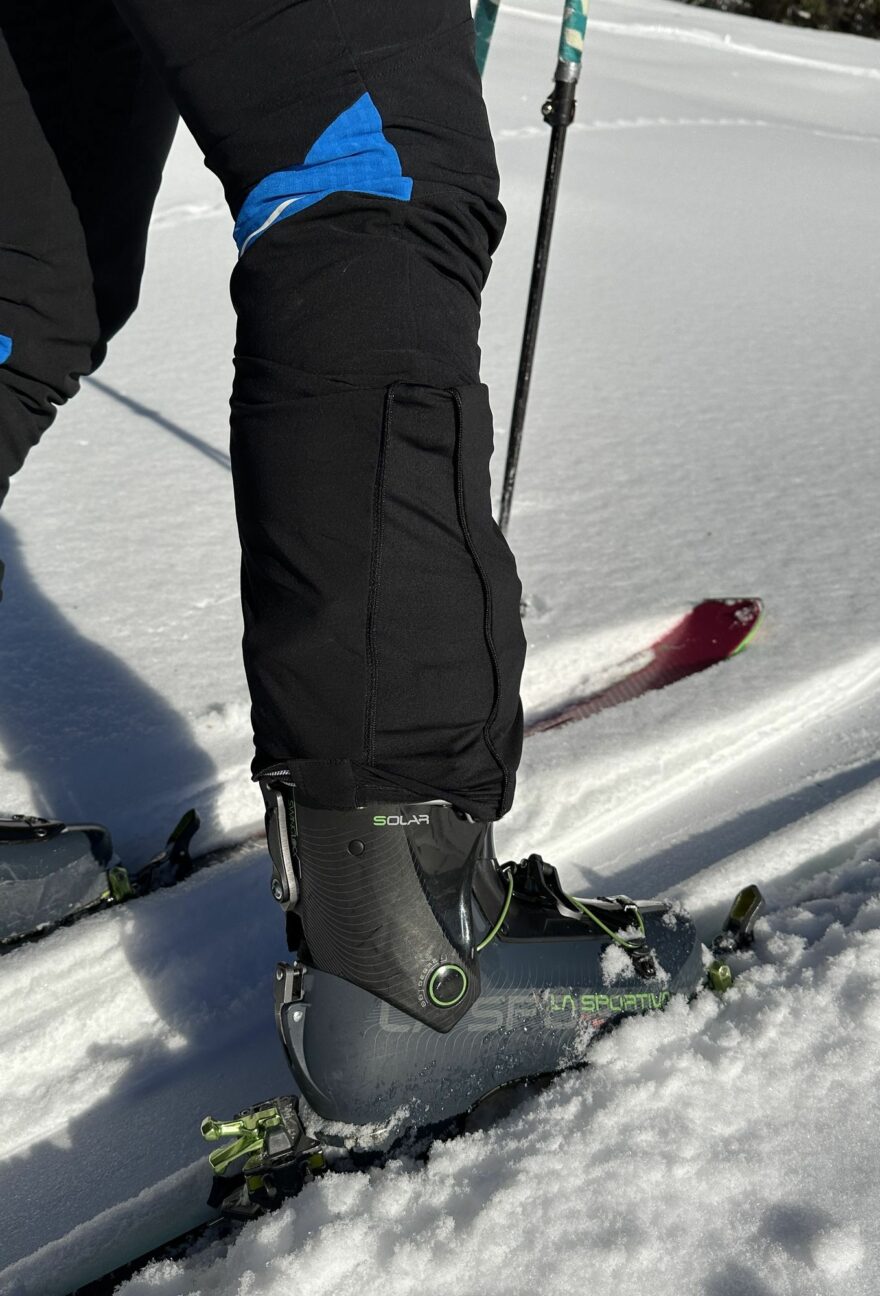 Rozepínací zakončení nohavic umožňuje přetažení kalhot přes různé obvody skeletů nebo běžkařských bot