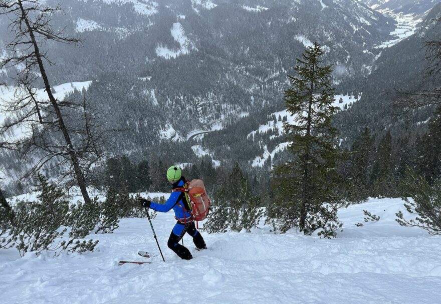 Sjezd v Montura kompletu vysoko nad údolím