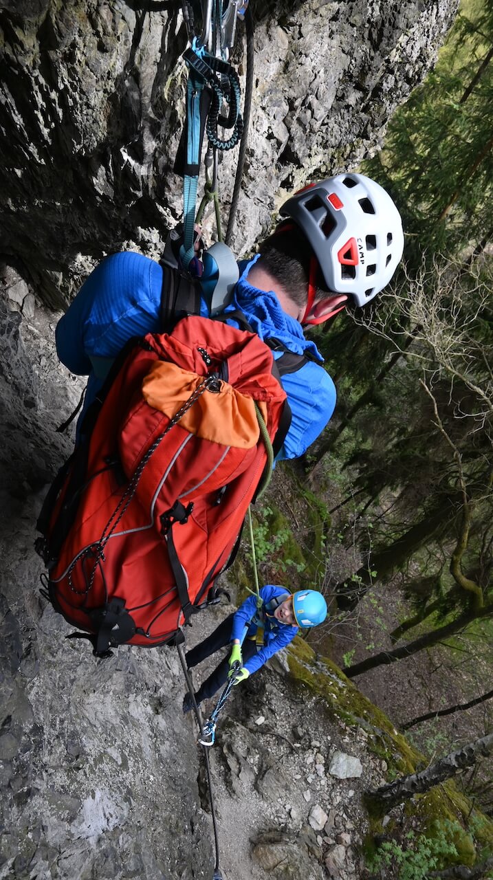 Deset tipů pro bezpečné lezení via ferrat - lano a jedna karabina HMS pro strýčka příhodu
