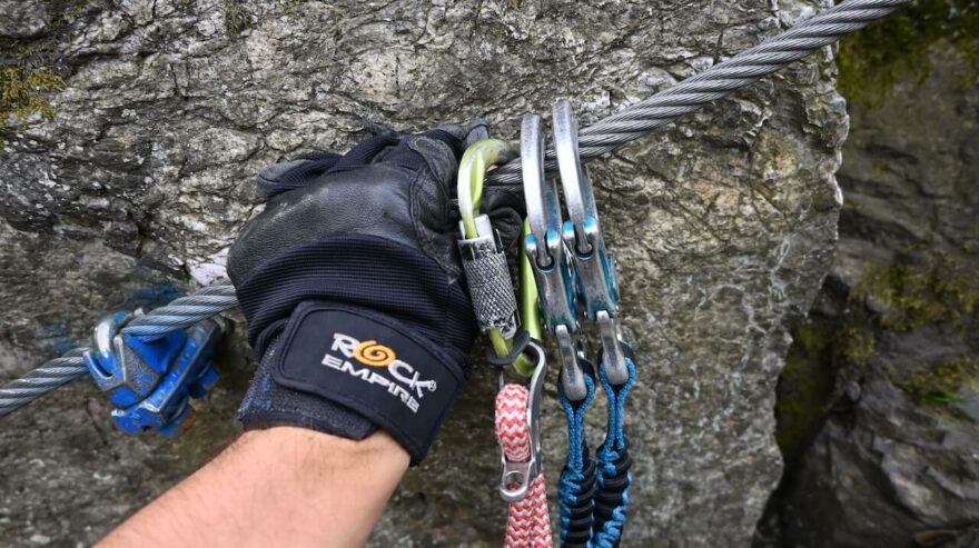 Nezapomínejte při lezení odsedku vycvaknout z jistícího lana. Případný pád by mohl být fatální.