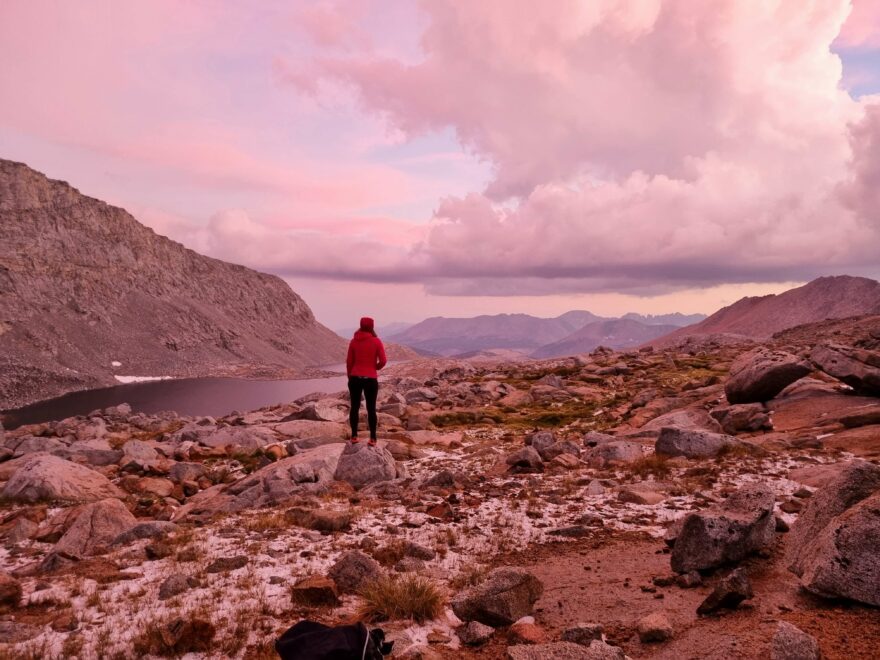 John Muir Trail z jihu na sever: Západ slunce po nejhorší bouřce na trailu