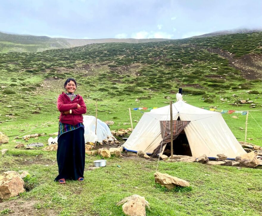 V období monzunů jsou hory plné místních pasáčků jaků, kde se člověk může zastavit na polévku nebo dal bhat a dokoupit zásoby