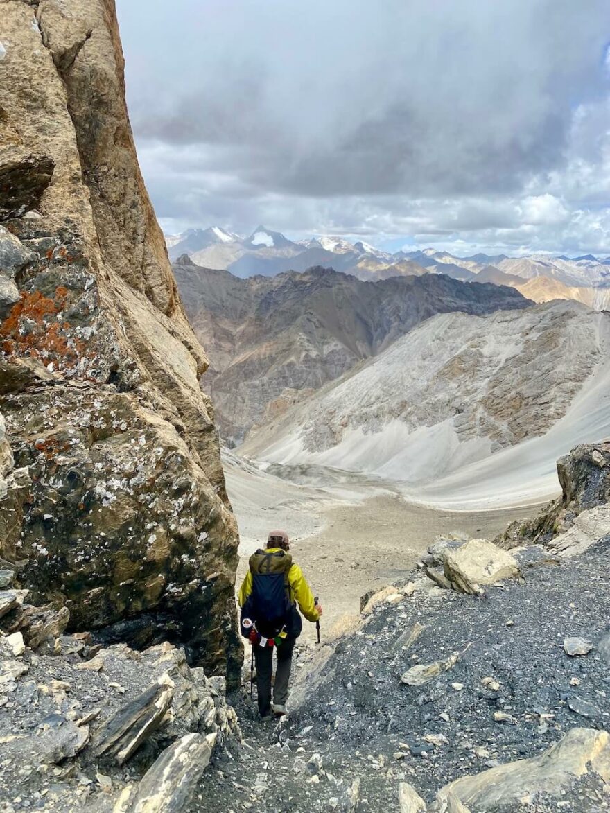 Oblast Upper Dolpa - sestupování ze sedla Gyanzen La (5.530m)