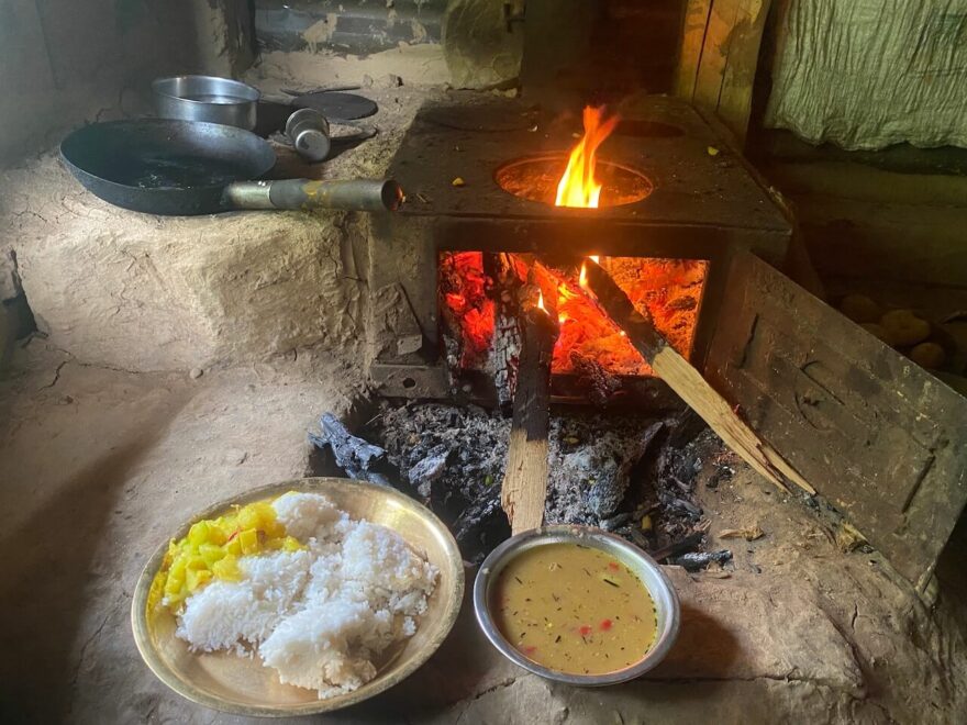 V období monzunů jsou hory plné místních pasáčků jaků, kde se člověk může zastavit na polévku nebo dal bhat a dokoupit zásoby