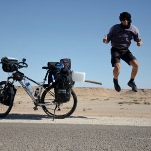 Tadeáš Šíma cestuje po světě na kole, létá padákem, snaží se vylézt na nejvyšší sopky na všech kontinentech a angažuje se i v ochraně přírody.