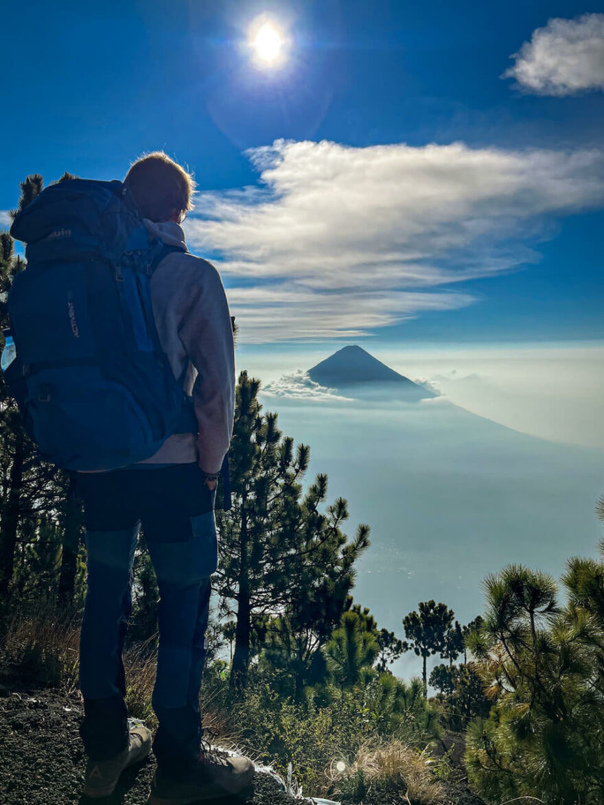 Tadeáš Šíma cestuje po světě na kole, létá padákem, snaží se vylézt na nejvyšší sopky na všech kontinentech a angažuje se i v ochraně přírody.