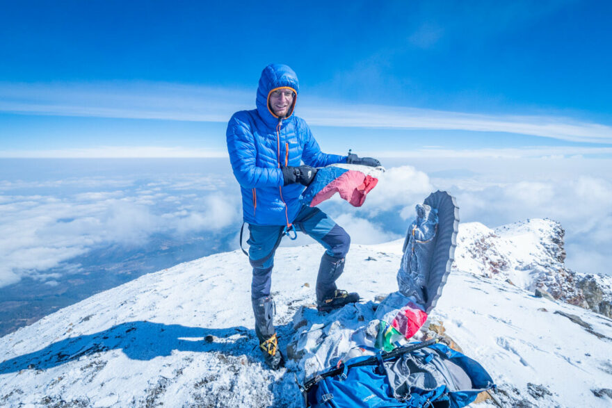 Tadeáš Šíma cestuje po světě na kole, létá padákem, snaží se vylézt na nejvyšší sopky na všech kontinentech a angažuje se i v ochraně přírody.
