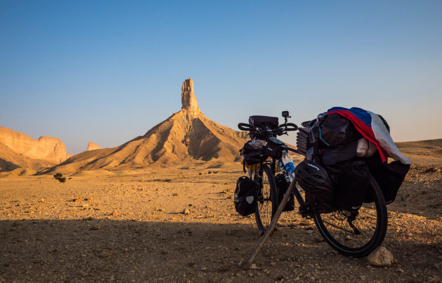 Tadeáš Šíma cestuje po světě na kole, létá padákem, snaží se vylézt na nejvyšší sopky na všech kontinentech a angažuje se i v ochraně přírody.