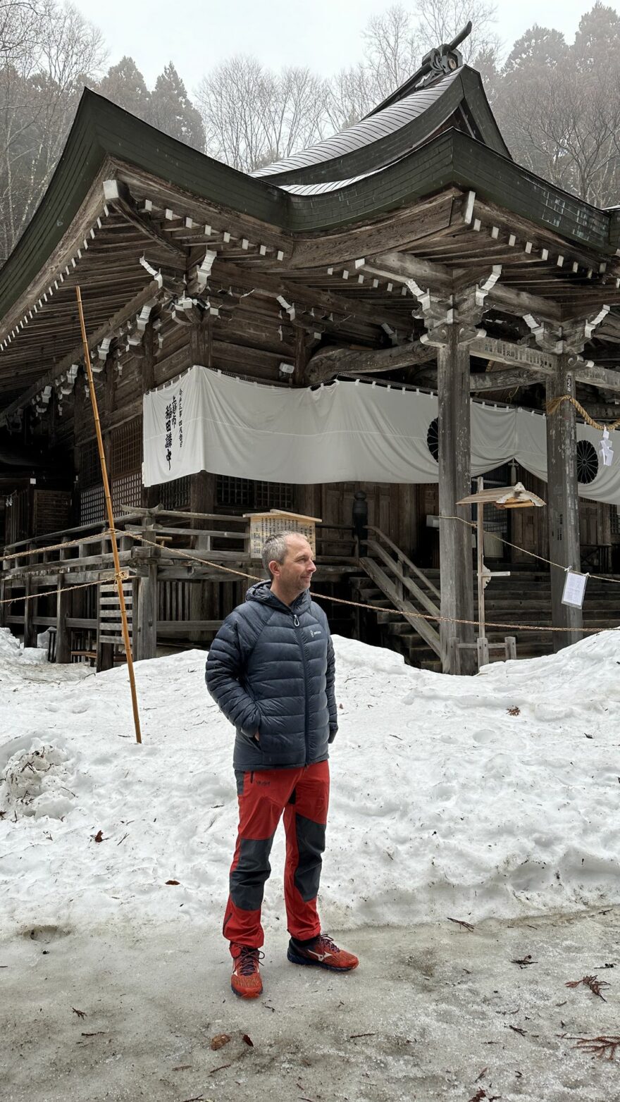 Patizon je výborná bunda pro kombinaci skialp a kultura v zasněženém Japonsku, tady u chrámů Togakushi
