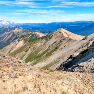 PCT Goat rocks, v pozadí Mt Rainier, Washington, USA