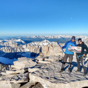 Pacific Crest Trail (PCT) Na vrcholu Mt Whitney (4 4021m n. m.), nejvyšší hory kontinentálních USA