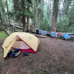 Sušení promočených věcí po celodenní chůzi v dešti, dálkové traily, USA