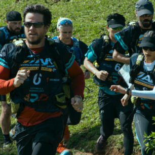 Nezlomní: epický příběh přátelství z prostředí adventure race