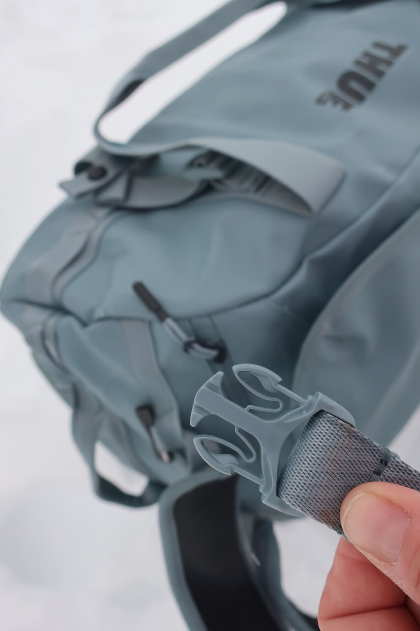 Taška Thule Chasm je v úžasné šedomodré zemité barvě