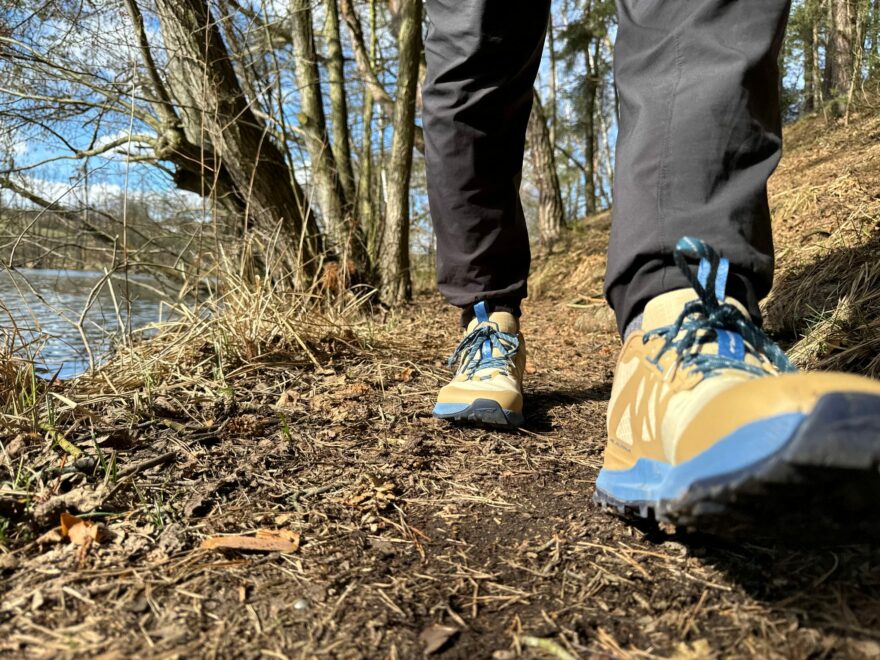 Užívejte si každý krok díky nulovému dropu, který podporuje přirozený a zdravý pohyb a pomáhá minimalizovat zátěž na klouby - ALTRA LONE PEAK 8