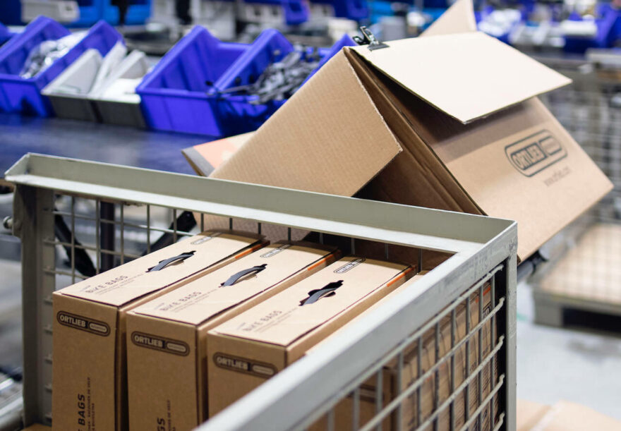 ORTLIEB volí CO2 neutrální varianty dopravy a balení do obalů z ekologicky šetrných materiálů.