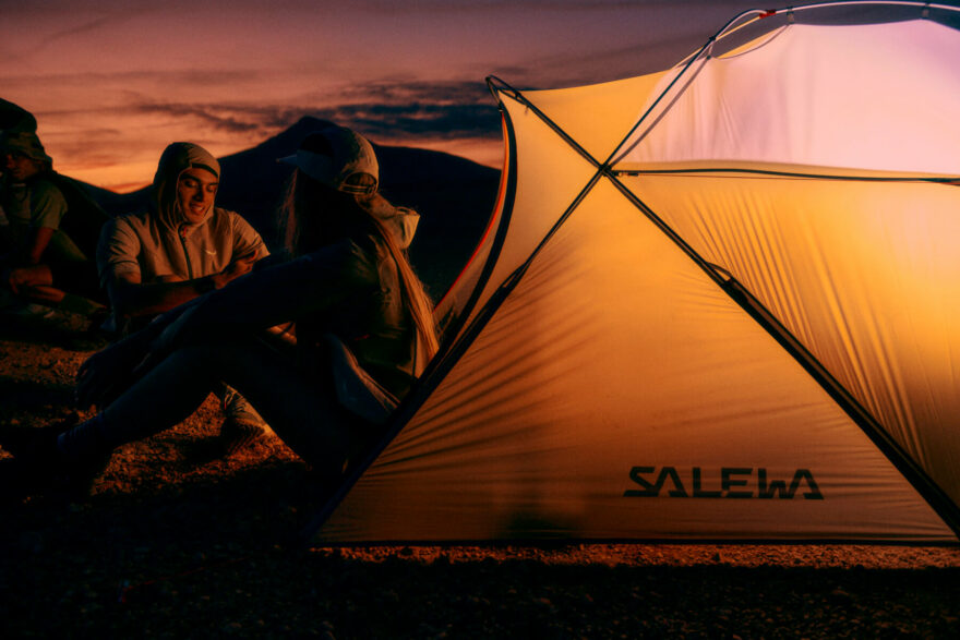 Svěží vítr do outdoorového šatníku přináší italská značka Salewa. Nová trekingová řada Puez zazáří jak v horském prostředí, tak ve městě.