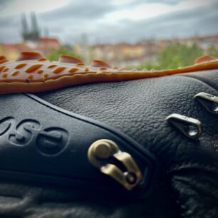 Detail šněrovacích oček bot VIVOBAREFOOT Tracker Forest ESC.