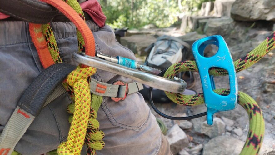 Kyblík je asi nejrozšířenější jistítko do skal i na stěnu. Relativně blbuvzdorné a jednoduché na ovládání, nicméně manipulace s ním přesto potřebuje patřičný výcvik